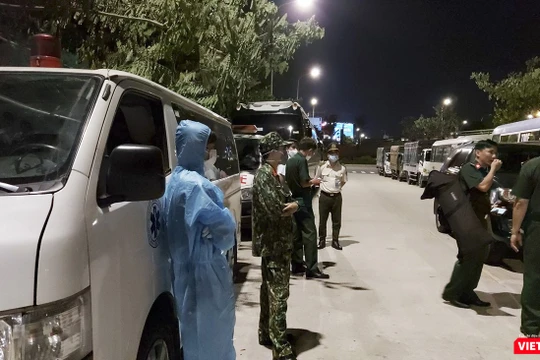 Lực lượng y tế, quân đội và kiểm soát bệnh tật đón đoàn công dân từ Malaysia về nước tại Sân bay quốc tế Đà Nẵng