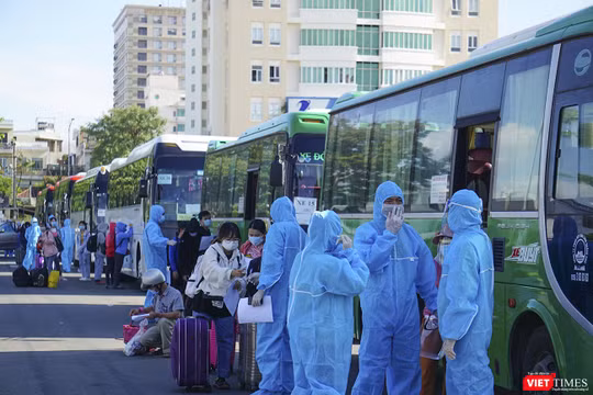 Sáng ngày 22/8, 342 người dân của Quảng Ngãi bị mắc kẹt ở Đà Nẵng đã được đưa về địa phương