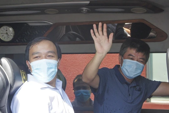 Bác sĩ Trần Thanh Linh - Phó trưởng Khoa Hồi sức cấp cứu, Bệnh viện Chợ Rẫy chào tạm biệt Đà Nẵng.