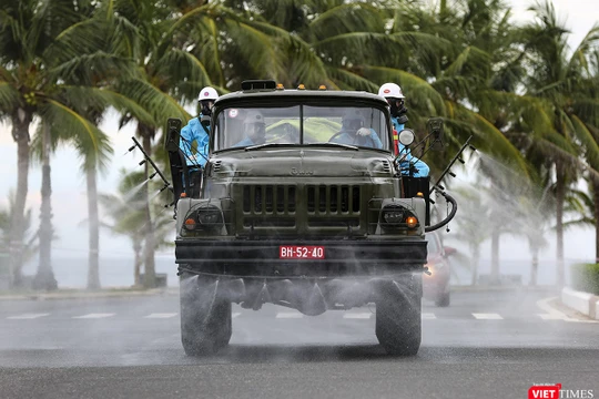 Lực lượng quân đội phun thuốc khử khuẩn trên các tuyến phố ở quận Sơn Trà (Đà Nẵng) để phòng dịch COVID-19