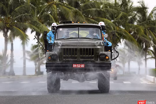 Lực lượng quân đội phun thuốc khử khuẩn trên các tuyến phố ở quận Sơn Trà (Đà Nẵng) để phòng dịch COVID-19