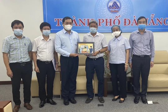 ông Huỳnh Đức Thơ - Chủ tịch UBND TP Đà Nẵng trao quà lưu niệm cho Thứ trưởng Nguyễn Trường Sơn và Bộ phận Thường trực đặc biệt của Bộ Y tế tại Đà Nẵng