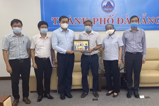 ông Huỳnh Đức Thơ - Chủ tịch UBND TP Đà Nẵng trao quà lưu niệm cho Thứ trưởng Nguyễn Trường Sơn và Bộ phận Thường trực đặc biệt của Bộ Y tế tại Đà Nẵng