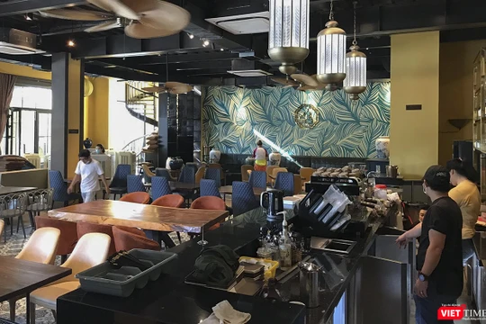 Nhân viên nhà hàng La Maison Deli Cafe & Restaurant trên đường 2 tháng 9 khẩn trương chuẩn bị để mở cửa trở lại sau thông báo cho phép mở cửa nhà hàng trở lại của UBND TP Đà Nẵng