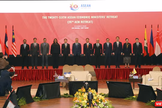Các Bộ trưởng Kinh tế ASEAN (AEM) chụp ảnh lưu niệm tại hội nghị Bộ trưởng Kinh tế ASEAN hẹp lần thứ 26 diễn ra tại Đà Nẵng 