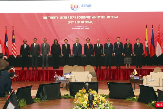 Các Bộ trưởng Kinh tế ASEAN (AEM) chụp ảnh lưu niệm tại hội nghị Bộ trưởng Kinh tế ASEAN hẹp lần thứ 26 diễn ra tại Đà Nẵng 
