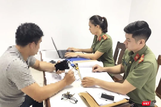 Lực lượng PA 83 - Công an Đà Nẵng đang làm việc với N.T.Đ (1997), quản trị viên trang fanpage “Tin Nóng Đà Nẵng” vì nội dung đăng tin sai sự thật (ảnh PA83 cung cấp)