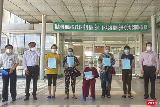 Bệnh nhân 592 (ngồi) cùng các bệnh nhân mắc COVID-19 được công bố khỏi bệnh và cho xuất viện về nhà