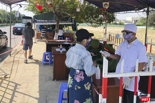 Đưa người về khu cách ly tập trung tại TP.HCM (Ảnh: Phạm Nguyễn) 