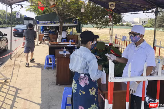 Đưa người về khu cách ly tập trung tại TP.HCM (Ảnh: Phạm Nguyễn) 