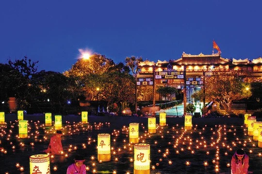 Đại Nội (Huế) trong đêm lễ hội