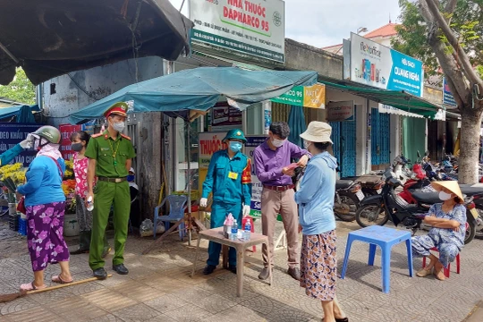 Người dân ở Đà Nẵng vẫn phải đi chợ theo phiếu