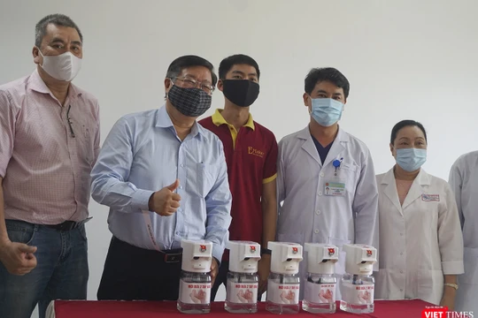 Đại diện trường Đại học Bách khoa Đà Nẵng và Bệnh viện Đà Nẵng tại buổi tiếp nhận máy rửa tay sát khuẩn tự động 