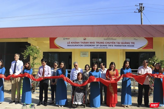 Đại diện cơ quan Phát triển Quốc tế Hoa Kỳ (USAID), Trung tâm hành động vì sự phát triển cộng đồng (ACDC), Ban quản lý dự án và Bệnh viện phục hồi chức năng và y học cổ truyền tại lễ khánh thành nhà trung chuyển đầu tiên ở tỉnh Quảng Trị. (ảnh USAID)