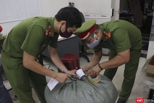 Công an phường Hòa Thuận niêm phong tang vật gồm 3.000 cái khẩu trang y tế giả và thiết bị máy móc tại cơ sở