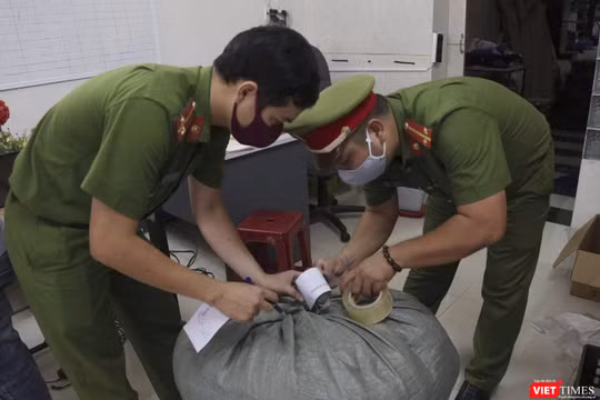 Công an phường Hòa Thuận niêm phong tang vật gồm 3.000 cái khẩu trang y tế giả và thiết bị máy móc tại cơ sở