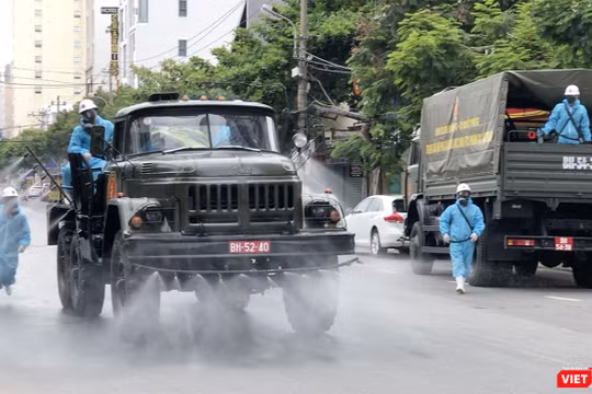 Lực lượng quân đội phun thuốc khử trùng trên các tuyến phố Đà Nẵng để phòng, chống dịch COVID-19.