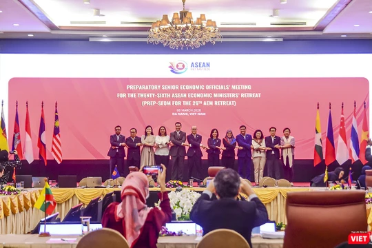 Các quan chức kinh tế ASEAA chụp ảnh lưu niệm tại hội nghị SEOM trù bị diễn ra tại Đà Nẵng