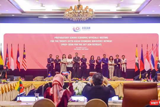 Các quan chức kinh tế ASEAA chụp ảnh lưu niệm tại hội nghị SEOM trù bị diễn ra tại Đà Nẵng