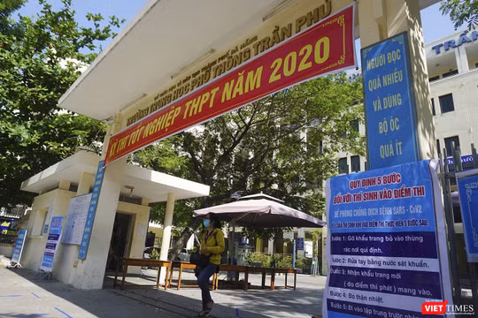 Điểm thi trường THPT Trần Phú đặt paner tuyên truyền 5 bước phòng dịch COVID-19 đối với thi sinh.