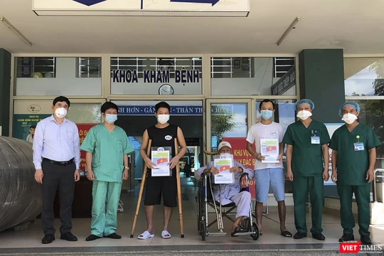 Các bệnh nhân mắc COVID-19 điều trị tại Bệnh viện da chiến Hòa Vang (Đà Nẵng) tại buổi xuất viện