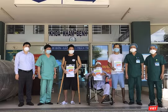 Các bệnh nhân mắc COVID-19 điều trị tại Bệnh viện da chiến Hòa Vang (Đà Nẵng) tại buổi xuất viện