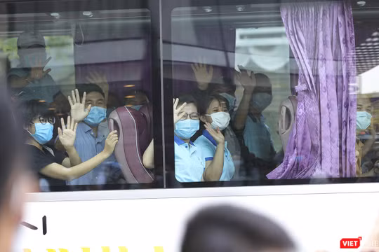 Đoàn bác sỹ của Sở Y tế tỉnh Thừa Thiên Huế và tỉnh Bình Định chào tạm biệt Đà Nẵng sau hơn 20 ngành chung tay với Đà Nẵng chống dịch COVID-19.