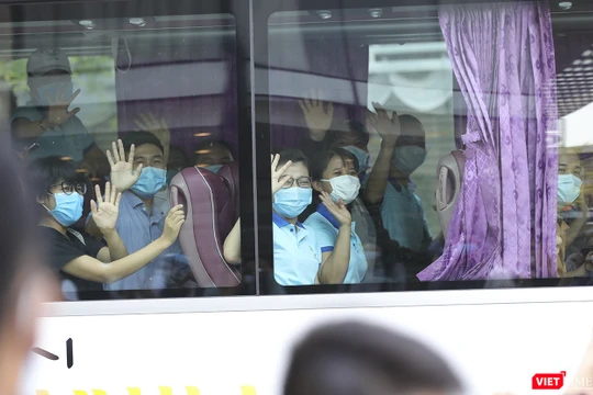 Đoàn bác sỹ của Sở Y tế tỉnh Thừa Thiên Huế và tỉnh Bình Định chào tạm biệt Đà Nẵng sau hơn 20 ngành chung tay với Đà Nẵng chống dịch COVID-19.