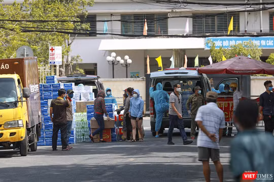 Người dân Đà Nẵng tập kết hàng hóa, nhu yếu phẩm gửi vào cho các bác sĩ đang căng mình chống dịch tại Bệnh viện C (Bộ Y tế), Bệnh viện Đà Nẵng, Bệnh viện Chỉnh hình và Phục hồi chức năng Đà Nẵng.