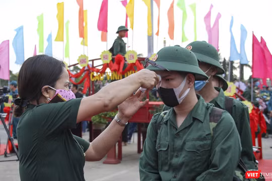 Thanh niên nhập ngũ được kiểm tra thân nhiệt ngay tại lễ tuyển quân
