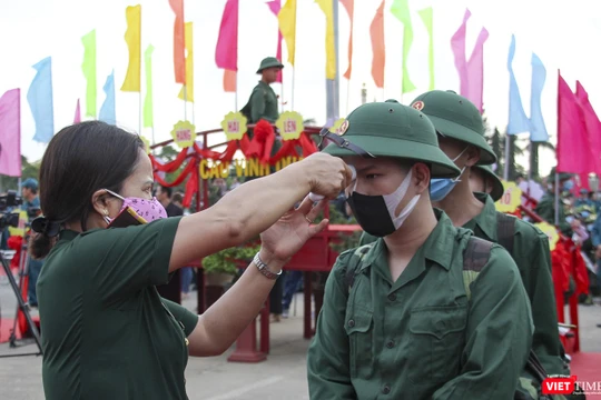 Thanh niên nhập ngũ được kiểm tra thân nhiệt ngay tại lễ tuyển quân