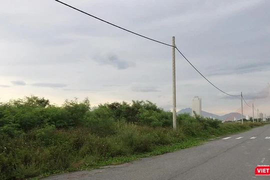 Vệt 65 lô đất của 32 nhà đầu tư tại Khu đông nam Đài tưởng niệm TP Đà Nẵng phải chịu cảnh bỏ hoang hơn 10 năm nay do quyết định thu hồi của UBND TP Đà Nẵng