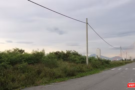 Vệt 65 lô đất của 32 nhà đầu tư tại Khu đông nam Đài tưởng niệm TP Đà Nẵng phải chịu cảnh bỏ hoang hơn 10 năm nay do quyết định thu hồi của UBND TP Đà Nẵng