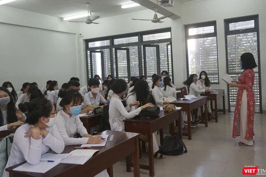 Học sinh THPT trên địa bàn TP Đà Nẵng đến lớp trong mùa dịch COVID-19