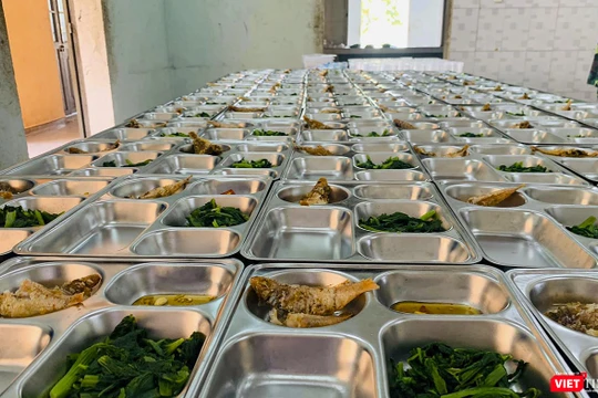 Cận cảnh suất ăn của các công dân Việt Nam cách ly tại Trung tâm huấn luyện dự bị động viên (thuộc Bộ chỉ huy quân sự TP Đà Nẵng). (ảnh Khánh Hưng)