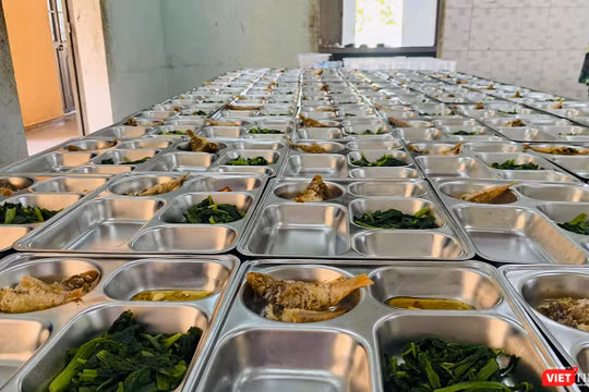 Cận cảnh suất ăn của các công dân Việt Nam cách ly tại Trung tâm huấn luyện dự bị động viên (thuộc Bộ chỉ huy quân sự TP Đà Nẵng). (ảnh Khánh Hưng)