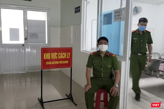 Lực lượng công an tuần tra, giám sát khu cách ly sau vụ việc 5 người thân của bệnh nhân thứ 35 phá cửa trốn khỏi khu cách ly