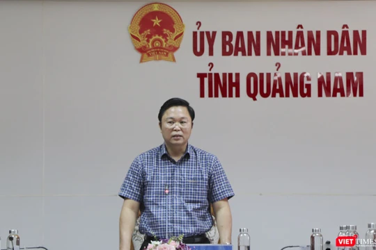 Ông Lê Trí Thanh - Chủ tịch UBND tỉnh Quảng Nam chủ trì cuộc họp các sở ban ngành liên quan đến việc mua sắm Hệ thống xét nghiệm Real - time PCR tự động diễn ra chiều 29/4.