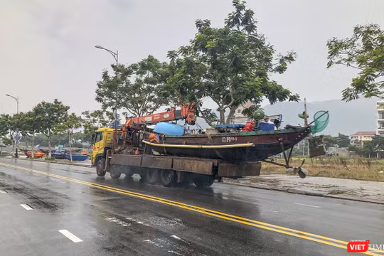 Người dân Đà Nẵng di chuyển tàu thuyền lên bờ tránh bão