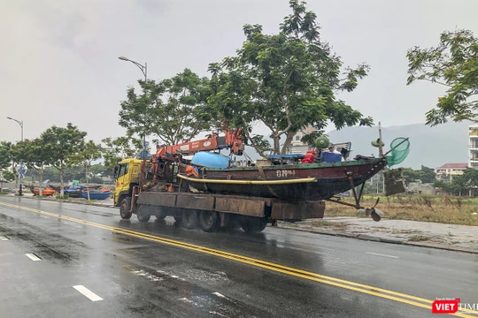 Người dân Đà Nẵng di chuyển tàu thuyền lên bờ tránh bão
