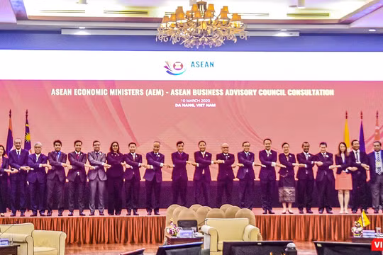  Các đại biểu tham dự Hội nghị Bộ trưởng Kinh tế ASEAN hẹp lần thứ 26 chụp ảnh lưu niệm