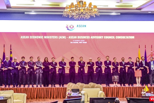  Các đại biểu tham dự Hội nghị Bộ trưởng Kinh tế ASEAN hẹp lần thứ 26 chụp ảnh lưu niệm