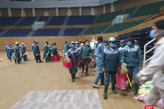 Công nhân có mặt tại Cung thể thao Tiên Sơn để bắt đầu xây dựng bệnh viện dã chiến