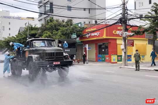 Lực lượng quân đội phun thuốc khử khuẩn tại các khu vực có ca mắc COVID-19 trên địa bàn TP Đà Nẵng.