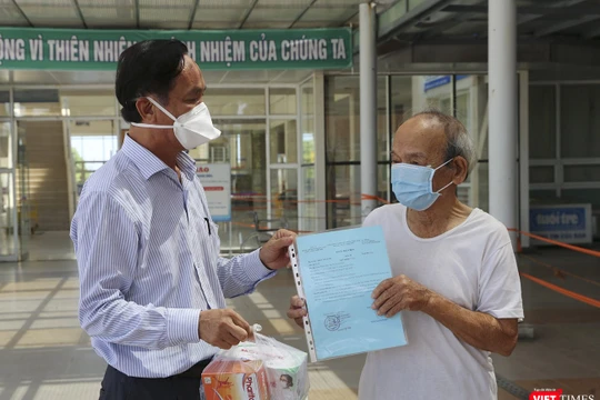 Bệnh nhân 525 (90 tuổi) vừa được Bệnh viện Đa khoa Trung ương Quảng Nam công bố khỏi bệnh và xuất viện