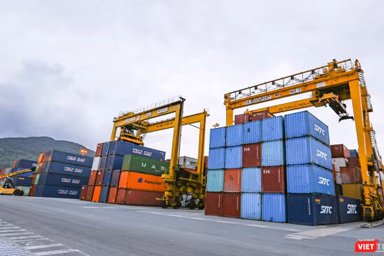 Một góc cảng hàng hóa Tiên Sa (Đà Nẵng)