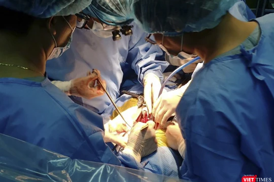 Ê kíp bác sĩ Bệnh viện Đà Nẵng đang thực hiện ca ghép thận cho bệnh nhân