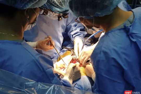 Ê kíp bác sĩ Bệnh viện Đà Nẵng đang thực hiện ca ghép thận cho bệnh nhân