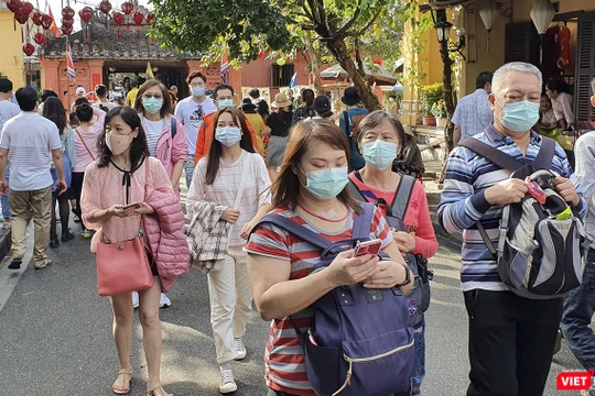 Du khách ở Hội An tự bảo vệ mình bằng việc đeo khẩu trang khi đi tham quan