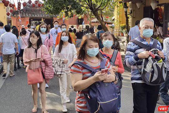 Du khách ở Hội An tự bảo vệ mình bằng việc đeo khẩu trang khi đi tham quan